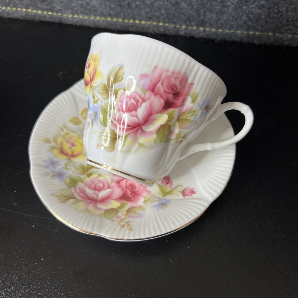 ROYAL ALBERT TEACUP AND SAUCER PINK YELLOW ROSES FLORAL BOUQUET‎ ENGLAND VINTAGE